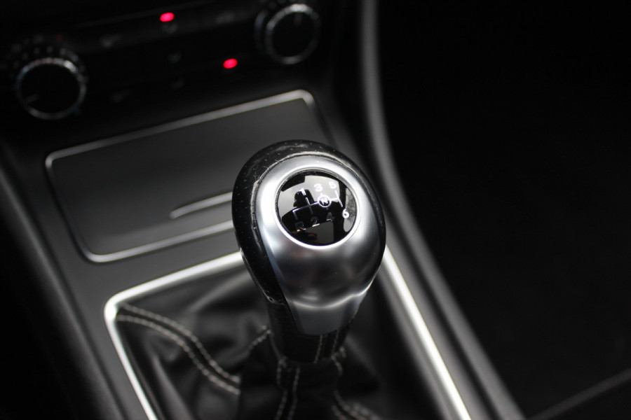 Mercedes-Benz CLA-Klasse 180 WhiteArt Edition / Panoramadak / Camera / Leder&Alcantara / 19'' / Keyless / Navigatie / Stoelverwarming / Cruise Control