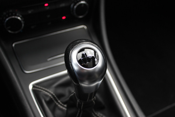 Mercedes-Benz CLA-Klasse 180 WhiteArt Edition / Panoramadak / Camera / Leder&Alcantara / 19'' / Keyless / Navigatie / Stoelverwarming / Cruise Control