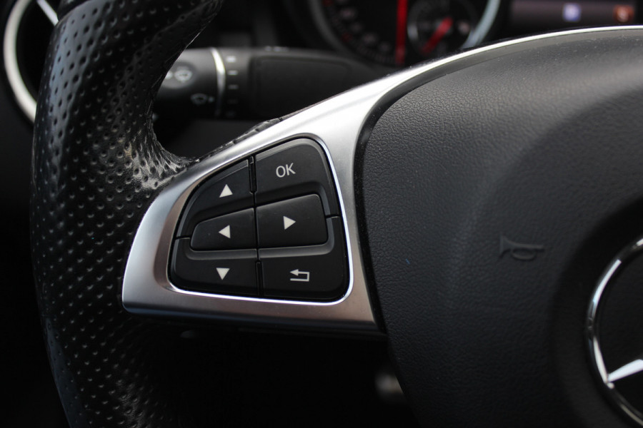 Mercedes-Benz CLA-Klasse 180 WhiteArt Edition / Panoramadak / Camera / Leder&Alcantara / 19'' / Keyless / Navigatie / Stoelverwarming / Cruise Control