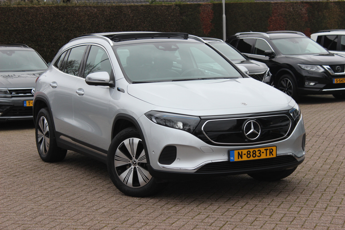 Mercedes-Benz EQA 250 Business Solution AMG 67 kWh / Zeer compleet! / Trekhaak / Panoramadak / 360Camera / Head-up / Half leder / 18'' / CarPlay / Navigatie / Dodehoek / DAB / Stoelverwarming / Cruise Control
