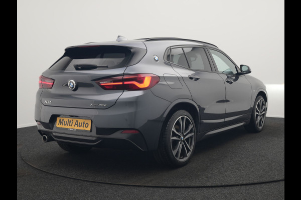 BMW X2 xDrive25e M Sport Plug In Hybrid 220pk Dealer O.H. PHEV | Panodak | Adaptive Cruise | Head Up | Camera | Harman & Kardon | Lederen Sportstoelen Memory & Verwarmd | Sfeerverlichting | Apple Carplay | Keyless | Navigatie | DAB | 19"L.M |