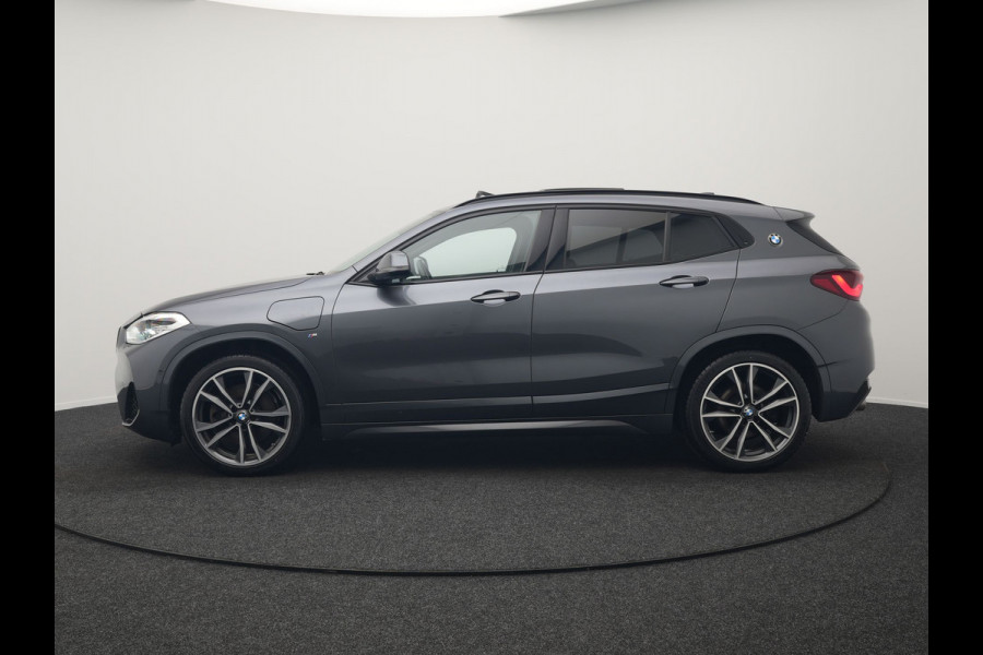 BMW X2 xDrive25e M Sport Plug In Hybrid 220pk Dealer O.H. PHEV | Panodak | Adaptive Cruise | Head Up | Camera | Harman & Kardon | Lederen Sportstoelen Memory & Verwarmd | Sfeerverlichting | Apple Carplay | Keyless | Navigatie | DAB | 19"L.M |