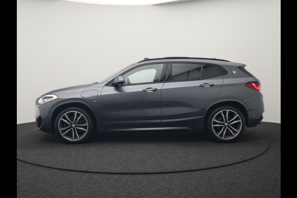 BMW X2 xDrive25e M Sport Plug In Hybrid 220pk Dealer O.H. PHEV | Panodak | Adaptive Cruise | Head Up | Camera | Harman & Kardon | Lederen Sportstoelen Memory & Verwarmd | Sfeerverlichting | Apple Carplay | Keyless | Navigatie | DAB | 19"L.M |