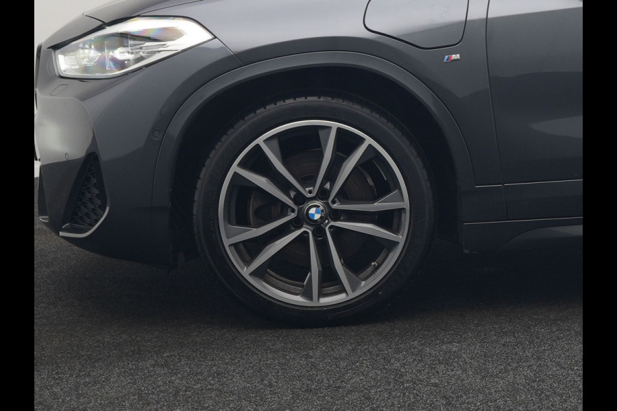 BMW X2 xDrive25e M Sport Plug In Hybrid 220pk Dealer O.H. PHEV | Panodak | Adaptive Cruise | Head Up | Camera | Harman & Kardon | Lederen Sportstoelen Memory & Verwarmd | Sfeerverlichting | Apple Carplay | Keyless | Navigatie | DAB | 19"L.M |