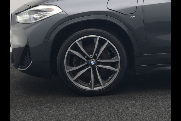 BMW X2 xDrive25e M Sport Plug In Hybrid 220pk Dealer O.H. PHEV | Panodak | Adaptive Cruise | Head Up | Camera | Harman & Kardon | Lederen Sportstoelen Memory & Verwarmd | Sfeerverlichting | Apple Carplay | Keyless | Navigatie | DAB | 19"L.M |