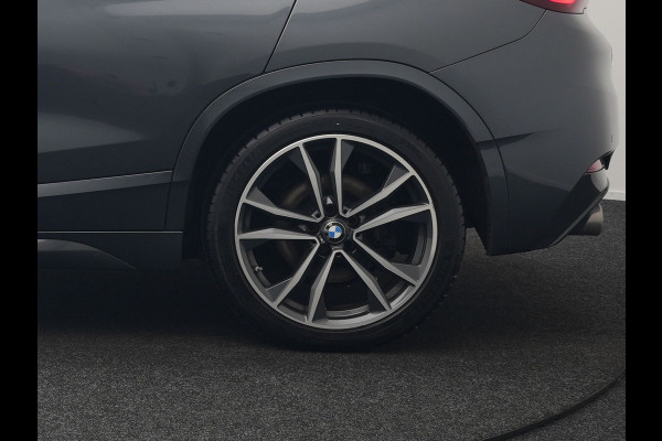 BMW X2 xDrive25e M Sport Plug In Hybrid 220pk Dealer O.H. PHEV | Panodak | Adaptive Cruise | Head Up | Camera | Harman & Kardon | Lederen Sportstoelen Memory & Verwarmd | Sfeerverlichting | Apple Carplay | Keyless | Navigatie | DAB | 19"L.M |