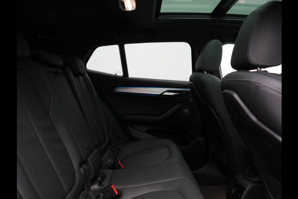 BMW X2 xDrive25e M Sport Plug In Hybrid 220pk Dealer O.H. PHEV | Panodak | Adaptive Cruise | Head Up | Camera | Harman & Kardon | Lederen Sportstoelen Memory & Verwarmd | Sfeerverlichting | Apple Carplay | Keyless | Navigatie | DAB | 19"L.M |
