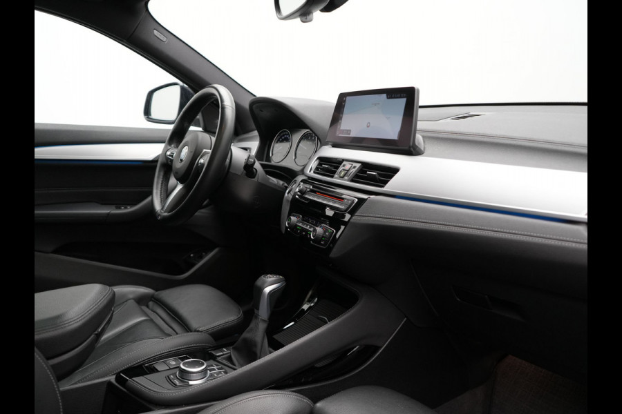 BMW X2 xDrive25e M Sport Plug In Hybrid 220pk Dealer O.H. PHEV | Panodak | Adaptive Cruise | Head Up | Camera | Harman & Kardon | Lederen Sportstoelen Memory & Verwarmd | Sfeerverlichting | Apple Carplay | Keyless | Navigatie | DAB | 19"L.M |