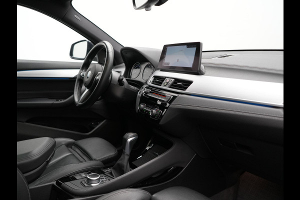 BMW X2 xDrive25e M Sport Plug In Hybrid 220pk Dealer O.H. PHEV | Panodak | Adaptive Cruise | Head Up | Camera | Harman & Kardon | Lederen Sportstoelen Memory & Verwarmd | Sfeerverlichting | Apple Carplay | Keyless | Navigatie | DAB | 19"L.M |