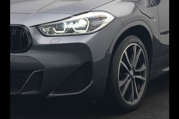 BMW X2 xDrive25e M Sport Plug In Hybrid 220pk Dealer O.H. PHEV | Panodak | Adaptive Cruise | Head Up | Camera | Harman & Kardon | Lederen Sportstoelen Memory & Verwarmd | Sfeerverlichting | Apple Carplay | Keyless | Navigatie | DAB | 19"L.M |