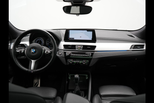 BMW X2 xDrive25e M Sport Plug In Hybrid 220pk Dealer O.H. PHEV | Panodak | Adaptive Cruise | Head Up | Camera | Harman & Kardon | Lederen Sportstoelen Memory & Verwarmd | Sfeerverlichting | Apple Carplay | Keyless | Navigatie | DAB | 19"L.M |
