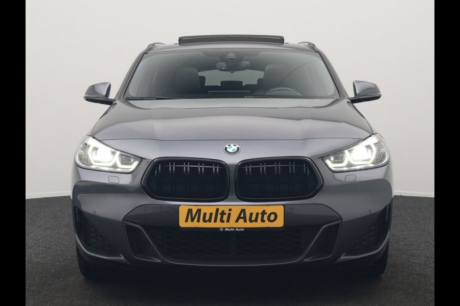 BMW X2 xDrive25e M Sport Plug In Hybrid 220pk Dealer O.H. PHEV | Panodak | Adaptive Cruise | Head Up | Camera | Harman & Kardon | Lederen Sportstoelen Memory & Verwarmd | Sfeerverlichting | Apple Carplay | Keyless | Navigatie | DAB | 19"L.M |
