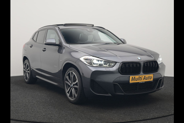 BMW X2 xDrive25e M Sport Plug In Hybrid 220pk Dealer O.H. PHEV | Panodak | Adaptive Cruise | Head Up | Camera | Harman & Kardon | Lederen Sportstoelen Memory & Verwarmd | Sfeerverlichting | Apple Carplay | Keyless | Navigatie | DAB | 19"L.M |