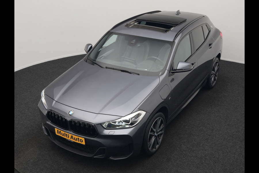 BMW X2 xDrive25e M Sport Plug In Hybrid 220pk Dealer O.H. PHEV | Panodak | Adaptive Cruise | Head Up | Camera | Harman & Kardon | Lederen Sportstoelen Memory & Verwarmd | Sfeerverlichting | Apple Carplay | Keyless | Navigatie | DAB | 19"L.M |