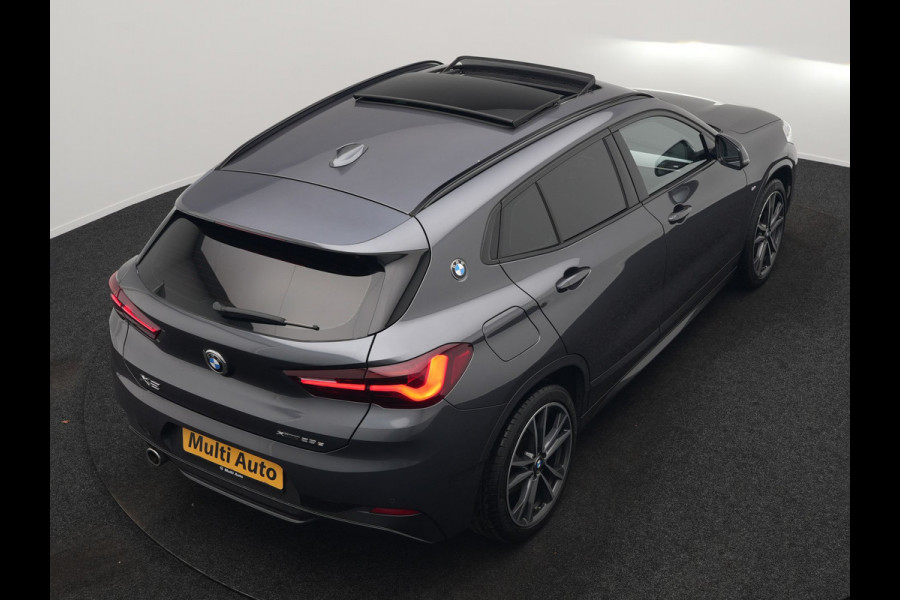 BMW X2 xDrive25e M Sport Plug In Hybrid 220pk Dealer O.H. PHEV | Panodak | Adaptive Cruise | Head Up | Camera | Harman & Kardon | Lederen Sportstoelen Memory & Verwarmd | Sfeerverlichting | Apple Carplay | Keyless | Navigatie | DAB | 19"L.M |