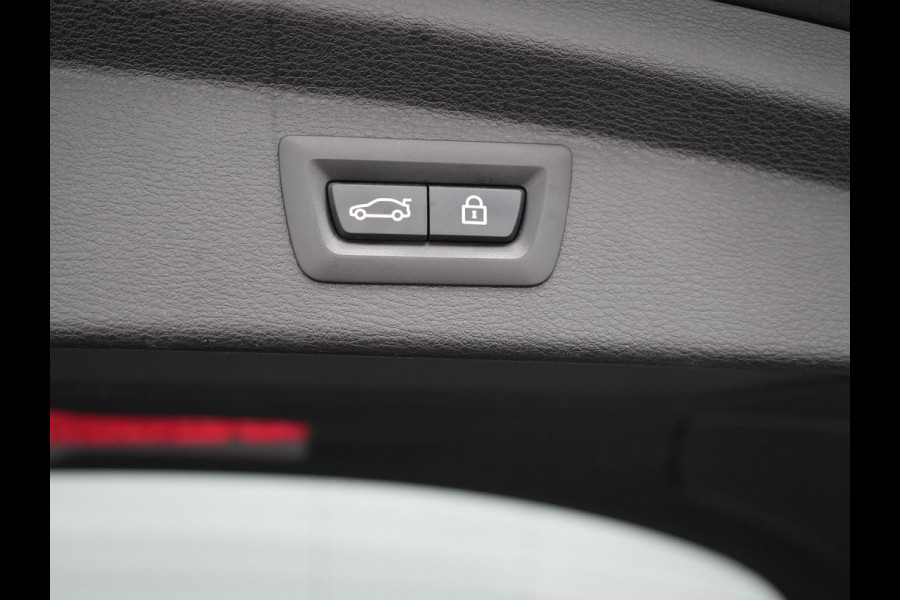 BMW X2 xDrive25e M Sport Plug In Hybrid 220pk Dealer O.H. PHEV | Panodak | Adaptive Cruise | Head Up | Camera | Harman & Kardon | Lederen Sportstoelen Memory & Verwarmd | Sfeerverlichting | Apple Carplay | Keyless | Navigatie | DAB | 19"L.M |