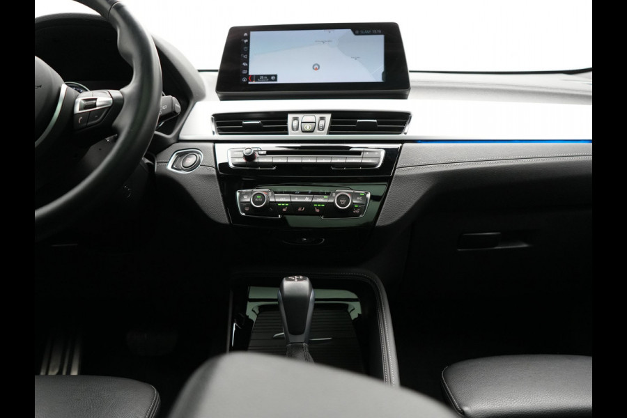 BMW X2 xDrive25e M Sport Plug In Hybrid 220pk Dealer O.H. PHEV | Panodak | Adaptive Cruise | Head Up | Camera | Harman & Kardon | Lederen Sportstoelen Memory & Verwarmd | Sfeerverlichting | Apple Carplay | Keyless | Navigatie | DAB | 19"L.M |