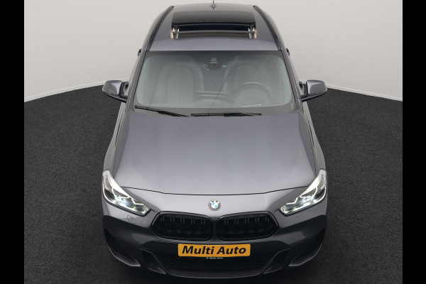 BMW X2 xDrive25e M Sport Plug In Hybrid 220pk Dealer O.H. PHEV | Panodak | Adaptive Cruise | Head Up | Camera | Harman & Kardon | Lederen Sportstoelen Memory & Verwarmd | Sfeerverlichting | Apple Carplay | Keyless | Navigatie | DAB | 19"L.M |