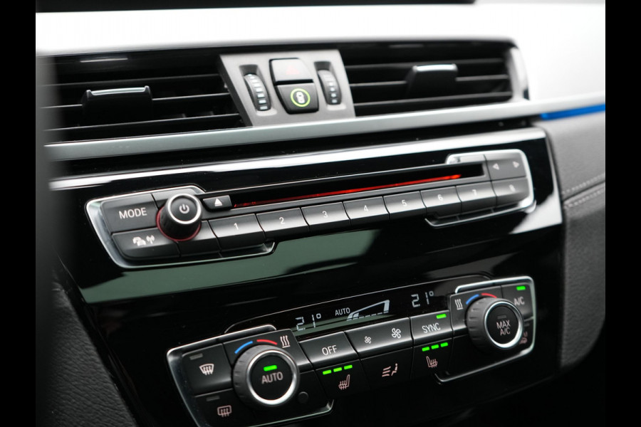 BMW X2 xDrive25e M Sport Plug In Hybrid 220pk Dealer O.H. PHEV | Panodak | Adaptive Cruise | Head Up | Camera | Harman & Kardon | Lederen Sportstoelen Memory & Verwarmd | Sfeerverlichting | Apple Carplay | Keyless | Navigatie | DAB | 19"L.M |