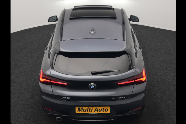 BMW X2 xDrive25e M Sport Plug In Hybrid 220pk Dealer O.H. PHEV | Panodak | Adaptive Cruise | Head Up | Camera | Harman & Kardon | Lederen Sportstoelen Memory & Verwarmd | Sfeerverlichting | Apple Carplay | Keyless | Navigatie | DAB | 19"L.M |