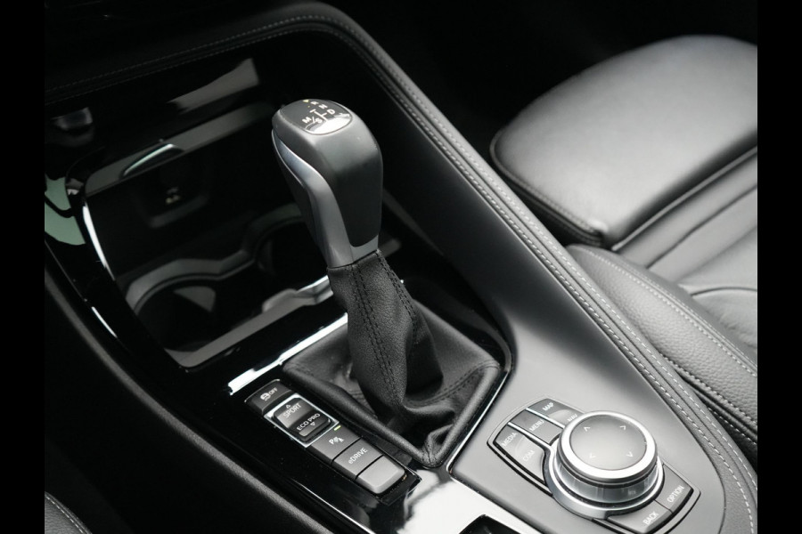 BMW X2 xDrive25e M Sport Plug In Hybrid 220pk Dealer O.H. PHEV | Panodak | Adaptive Cruise | Head Up | Camera | Harman & Kardon | Lederen Sportstoelen Memory & Verwarmd | Sfeerverlichting | Apple Carplay | Keyless | Navigatie | DAB | 19"L.M |