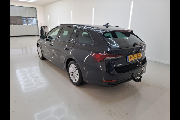 Škoda Octavia Combi 1.0 e-TSI Sport Business Trekhaak Navigatie Apple Carplay/ Android Auto Parkeersensoren Full led Virtual Cockpit Cruise control Climate control Lichtmetalen velgen Getinte ramen