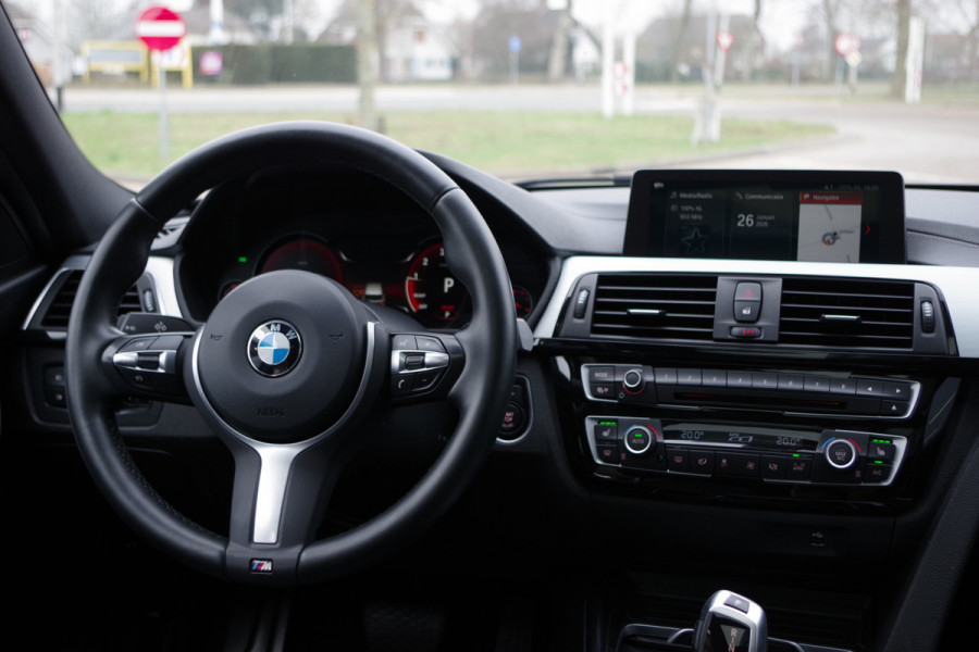 BMW 3 Serie Touring 318i Automaat M-Sport Edition, Panoramdak, LED, Sportstoelen, Leder