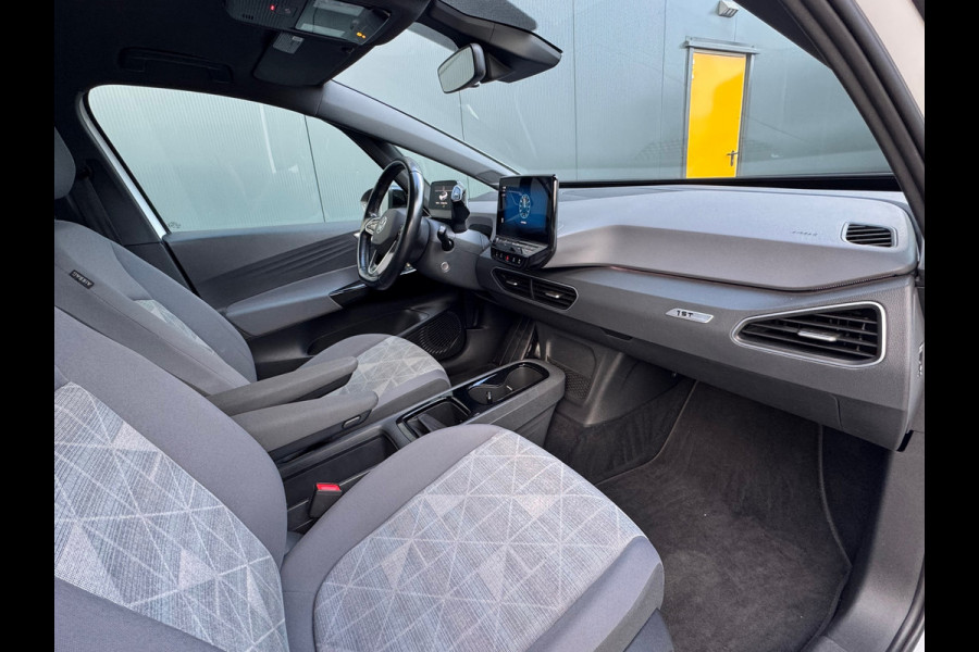 Volkswagen ID.3 First Black Edition 58 kWh * SoH 89% * Steunhaak * Navigatie * Parkeersensoren * Adaptieve Cruise *