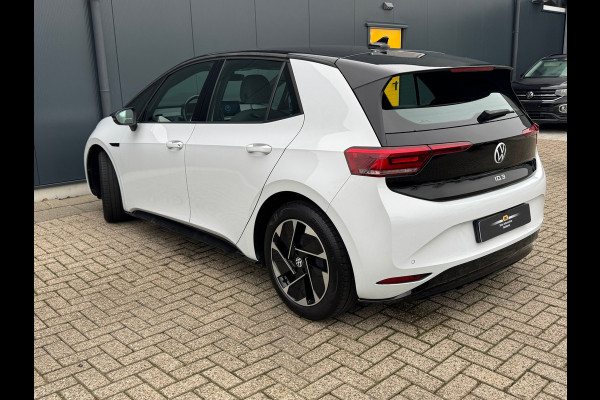 Volkswagen ID.3 First Black Edition 58 kWh * SoH 89% * Steunhaak * Navigatie * Parkeersensoren * Adaptieve Cruise *