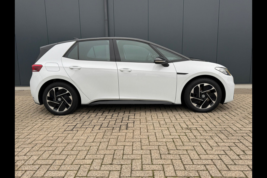 Volkswagen ID.3 First Black Edition 58 kWh * SoH 89% * Steunhaak * Navigatie * Parkeersensoren * Adaptieve Cruise *