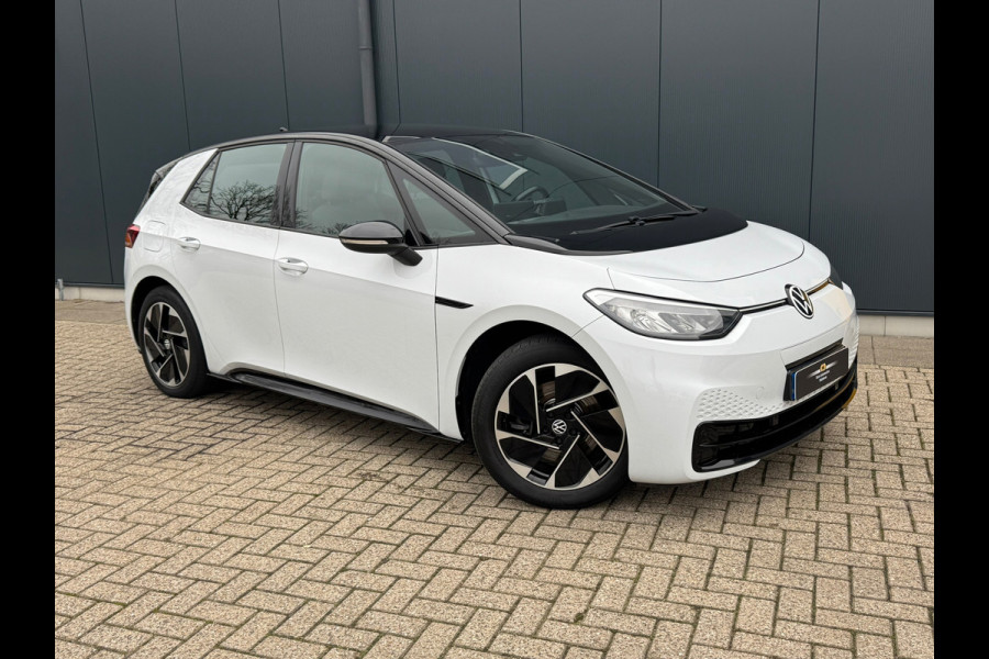 Volkswagen ID.3 First Black Edition 58 kWh * SoH 89% * Steunhaak * Navigatie * Parkeersensoren * Adaptieve Cruise *
