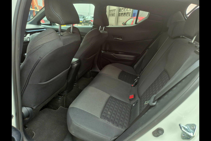 Toyota C-HR 1.8 Hybrid Dynamic . Camera. 18 inch . Apple carplay