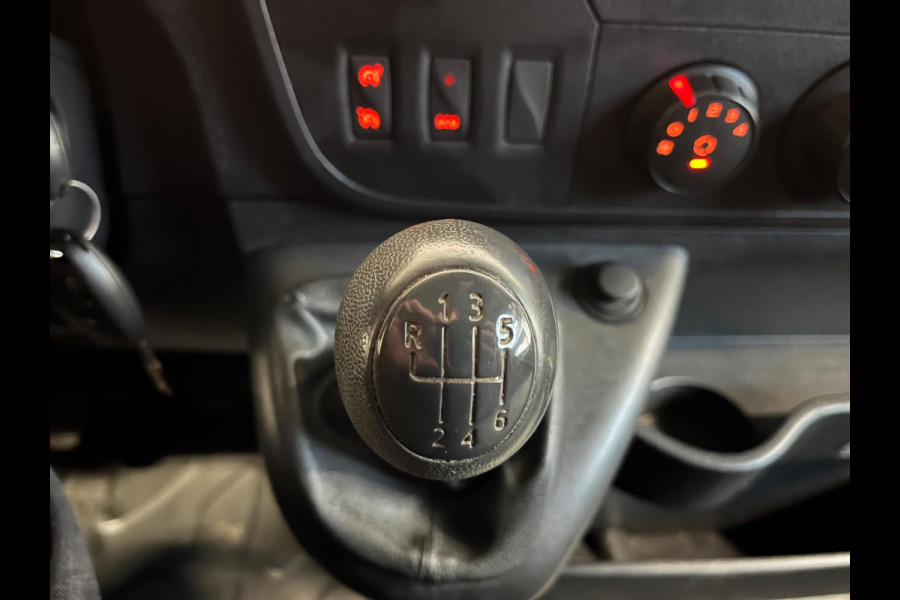 Renault Master T35 2.3 dCi 110pk euro6 L2H2 2xSchuifdeur, 3 persoons, Camera, CruiseControl, Navigatie, Trekhaak, RIJKLAARPRIJS!