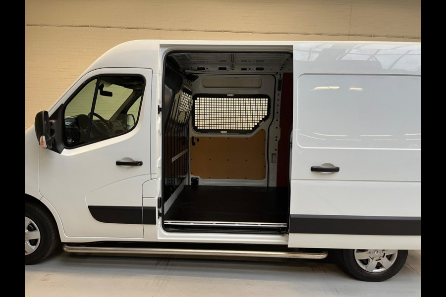 Renault Master T35 2.3 dCi 110pk euro6 L2H2 2xSchuifdeur, 3 persoons, Camera, CruiseControl, Navigatie, Trekhaak, RIJKLAARPRIJS!