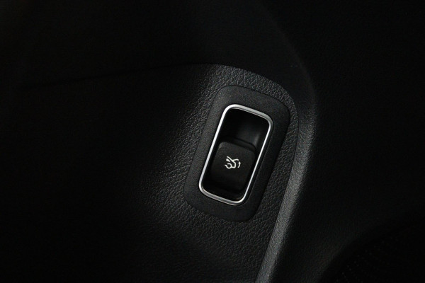 Mercedes-Benz CLA-Klasse 200 Business Solution AMG (PANORAMADAK, STOELVERWARMING, SFEERVERLICHTING, ACHTERUITRIJCAMERA)