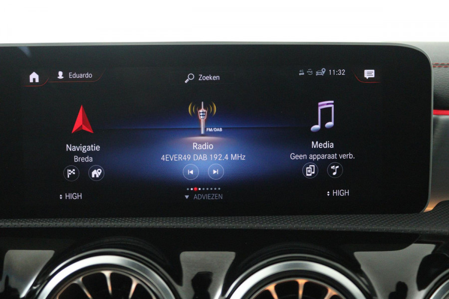 Mercedes-Benz CLA-Klasse 200 Business Solution AMG (PANORAMADAK, STOELVERWARMING, SFEERVERLICHTING, ACHTERUITRIJCAMERA)