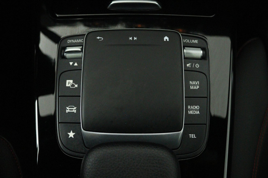 Mercedes-Benz CLA-Klasse 200 Business Solution AMG (PANORAMADAK, STOELVERWARMING, SFEERVERLICHTING, ACHTERUITRIJCAMERA)