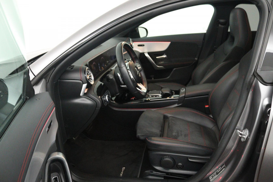 Mercedes-Benz CLA-Klasse 200 Business Solution AMG (PANORAMADAK, STOELVERWARMING, SFEERVERLICHTING, ACHTERUITRIJCAMERA)