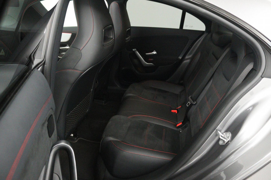 Mercedes-Benz CLA-Klasse 200 Business Solution AMG (PANORAMADAK, STOELVERWARMING, SFEERVERLICHTING, ACHTERUITRIJCAMERA)