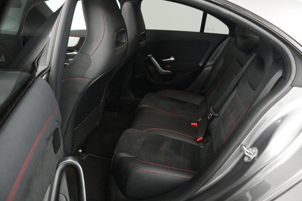 Mercedes-Benz CLA-Klasse 200 Business Solution AMG (PANORAMADAK, STOELVERWARMING, SFEERVERLICHTING, ACHTERUITRIJCAMERA)