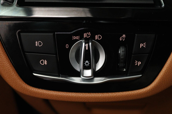 BMW 5 Serie Touring 520i High Executive (PANORAMADAK, STOELVERWARMING, TREKHAAK, ELEKTR STOELEN, HEAD-UP, ACHTERUITRIJCAMERA)