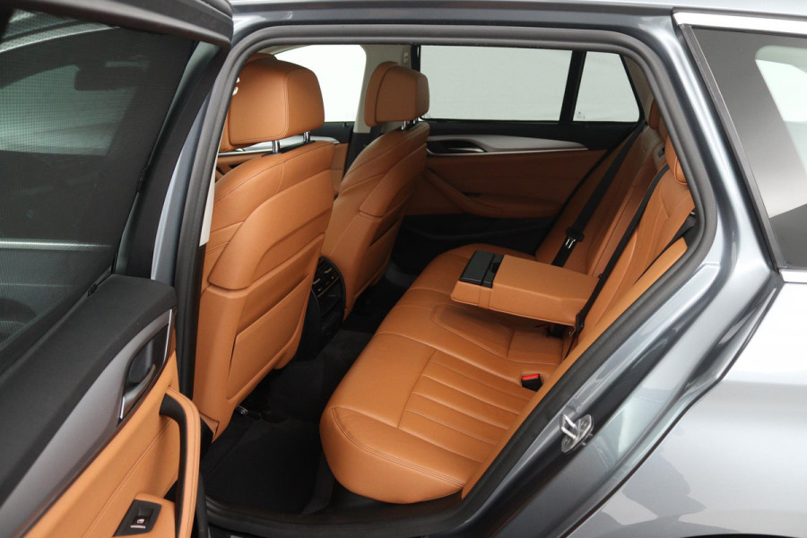 BMW 5 Serie Touring 520i High Executive (PANORAMADAK, STOELVERWARMING, TREKHAAK, ELEKTR STOELEN, HEAD-UP, ACHTERUITRIJCAMERA)