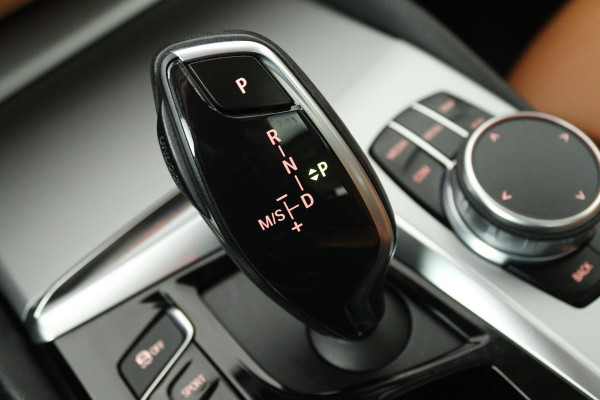 BMW 5 Serie Touring 520i High Executive (PANORAMADAK, STOELVERWARMING, TREKHAAK, ELEKTR STOELEN, HEAD-UP, ACHTERUITRIJCAMERA)