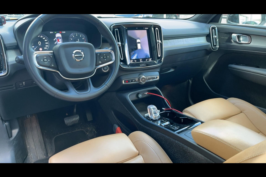Volvo XC40 2.0 B3 Inscription / Trekhaak / Panoramadak / Camera / Leder / 19'' / Harman Kardon / Stuur+Stoelverwarming / DAB / Dodehoek / Cruise Control