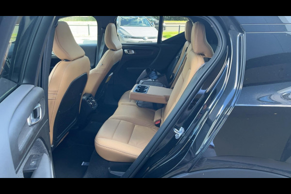 Volvo XC40 2.0 B3 Inscription / Trekhaak / Panoramadak / Camera / Leder / 19'' / Harman Kardon / Stuur+Stoelverwarming / DAB / Dodehoek / Cruise Control