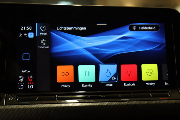 Volkswagen Golf 2.0 TSI R 4Motion AKRAP/PANO/HEADUP/IQ/H-K/BOMVOL