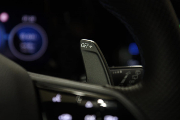 Volkswagen Golf 2.0 TSI R 4Motion AKRAP/PANO/HEADUP/IQ/H-K/BOMVOL