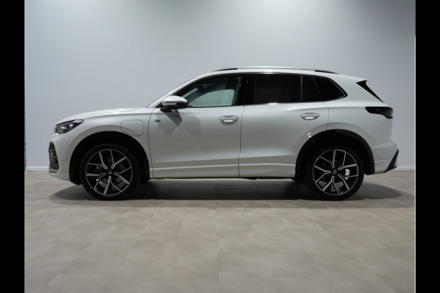 Volkswagen Tiguan 1.5 eHybrid 204pk R-Line Edition Panorama Navigatie Stoel/Stuurverwarming 360 Camera Carplay