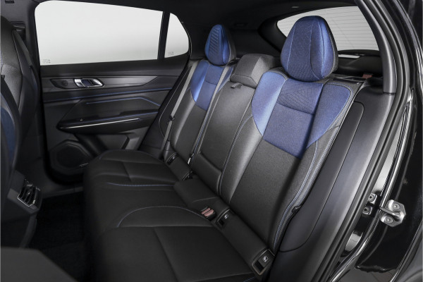 Lynk & Co 01 1.5 PHEV 261PK MY23 | Donkere hemel | 360 Camera | 7.4 kWh Boordlader | S/K-panodak | Adapt. Cruise | Memory | Elek. klep | LM 20" | 4151