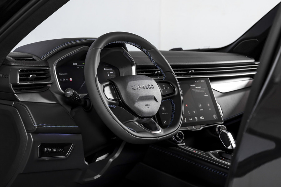 Lynk & Co 01 1.5 PHEV 261PK MY23 | Donkere hemel | 360 Camera | 7.4 kWh Boordlader | S/K-panodak | Adapt. Cruise | Memory | Elek. klep | LM 20" | 4151